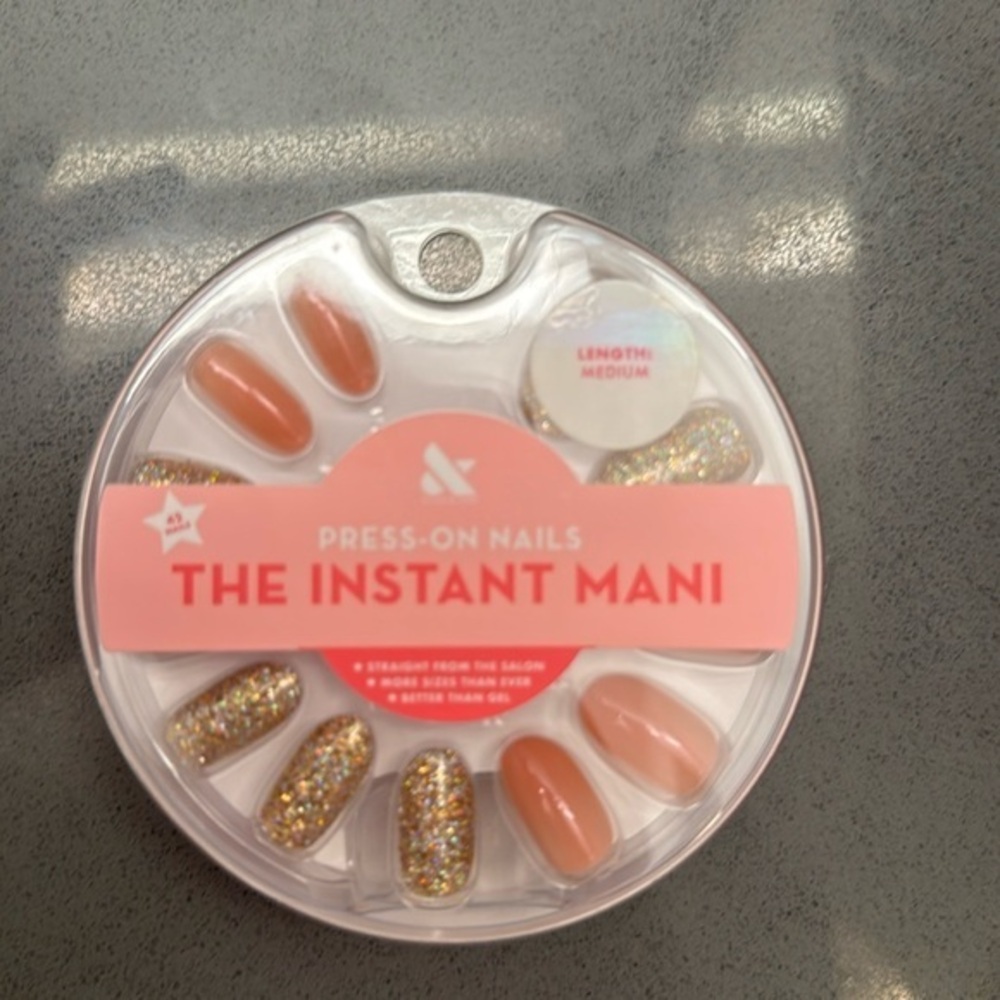 The Instant Mani Press on Nails